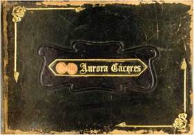 Tapa del &aacute;lbum personal de Aurora C&aacute;ceres